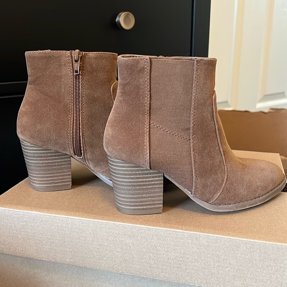 COPY - Brown suede booties - Picture 1 of 3